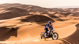 An einem äußerst erfolgreichen 11. Tag in der saudischen Wüste für Husqvarna Factory Racing holte Luciano Benavides seinen dritten Etappensieg der Veranstaltung und rückt damit in der vorläufigen Gesamtwertung auf den sechsten Platz vor. 