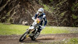 Skyler Howes von Husqvarna Factory Racing hat bei der Rallye Dakar 2023 wieder einmal beeindruckt, indem er auf einer der härtesten Dakar-Etappen der letzten Jahre, die viele Fahrer als solche bezeichnen, den dritten Platz belegte. 