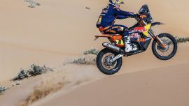 Toby Price von Red Bull KTM Factory Racing hat die erste Hälfte der Marathon-Etappe der Rallye Dakar im Empty Quarter als Drittschnellster beendet. 