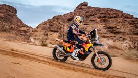 Die Red Bull KTM Factory Racing-Fahrer Toby Price und Kevin Benavides haben am vierten Tag der Rallye Dakar 2023 starke Leistungen gezeigt.