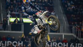 Billy Bolt von Husqvarna Factory Racing zeigte bei der dritten Runde der FIM SuperEnduro Weltmeisterschaft in Ungarn eine beeindruckende Leistung und sicherte sich den Gesamtsieg. 