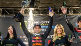 Mit seinem zweiten Saisonsieg in der heutigen Arlington Triple Crown Runde der AMA Supercross Meisterschaft 2023 rückte Cooper Webb bis auf zwei Punkte an die Red Plate heran.