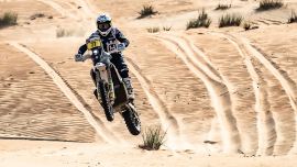Luciano Benavides von Husqvarna Factory Racing hat die schwierige zweite Etappe bei der 2023 Abu Dhabi Desert Challenge gewonnen.