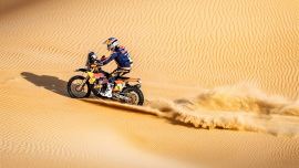 Toby Price von Red Bull KTM Factory Racing hat die zweite Etappe der Abu Dhabi Desert Challenge als Achter erfolgreich beendet.