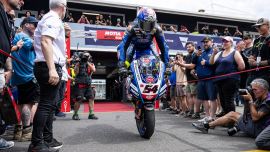 Pata Yamaha Prometeon WorldSBK-Pilot Toprak Razgatlıoğlu fuhr in der Superpole eine beeindruckende Pole-Position-Runde, gefolgt von einem dritten Platz auf dem Podium im ersten Saisonrennen der FIM Superbike-Weltmeisterschaft auf Phillip Island in Australien.