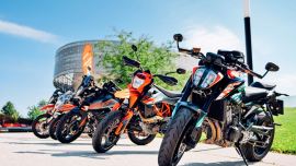 Das KTM PACKTALK EDGE wird Teil der KTM Motohall Experience.