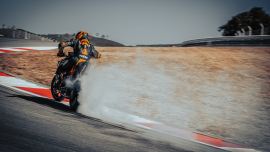 Nach dem immensen Erfolg der KTM 1290 SUPER DUKE RR im Jahr 2021 kehrt sie 2023 als mit 500 Stück limitiertes Sondermodell zurück: Ebenso wild, aber mit einem noch extremeren Look.