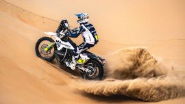 Luciano Benavides von Husqvarna Factory Racing hat seinen zweiten Etappensieg bei der Abu Dhabi Desert Challenge 2023 errungen.