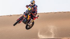 Toby Price von Red Bull KTM Factory Racing lieferte am fünften und letzten Tag der 2023 Abu Dhabi Desert Challenge eine herausragende Leistung ab und sicherte sich mit dem Etappensieg den dritten Platz in der Gesamtwertung.