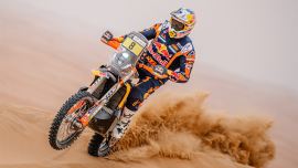 Toby Price von Red Bull KTM Factory Racing hat die dritte Etappe der 2023 Abu Dhabi Desert Challenge gewonnen.