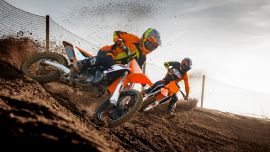 Nach der Einführung der runderneuerten KTM SX Modelle 2023 steht nun die KTM-Motocross-Reihe für das Jahr 2024 an der Startlinie und bringt überarbeitete Fahrwerkseinstellungen, sowie einen brandneuen Look mit.