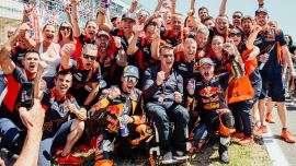 Red Bull KTM Factory Racing sorgte für Aufsehen, denn Brad Binder und Jack Miller kämpften an der Spitze des Feldes um den Sprintsieg und Binder fuhr spektakulär seinen zweiten Sieg in diesem Jahr ein, während Miller den dritten Platz belegte.