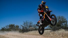 Das dreiköpfige Red Bull KTM Factory Racing Team hat die erste Etappe der Sonora Rallye 2023 erfolgreich absolviert.