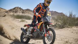 Toby Price von Red Bull KTM Factory Racing stürmte an einem leicht unterbrochenen vierten Tag der Sonora Rallye an die Spitze.