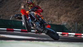 Nach wie vor ist die KTM das Spitzengerät für Supermoto - von Höllbacher mitentwickelt!