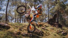 Oft als „Olympiade des Motorradsports“ bezeichnet, zählt die ISDE (International Six Days of Enduro) zum größten Wettbewerb im Rennkalender – hier präsentiert sich die KTM SIX DAYS-Modellreihe 2024 voller Stolz.