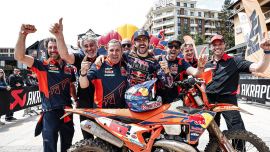 Manuel Lettenbichler von Red Bull KTM Factory Racing hat seine Titelverteidigung in der FIM Hard Enduro Weltmeisterschaft mit dem Sieg bei der ersten Runde - der Xross Hard Enduro Rallye - perfekt eingeleitet.