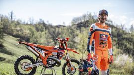 Manuel Lettenbichler von Red Bull KTM Factory Racing ist bereit, die FIM Hard Enduro World Championship in Angriff zu nehmen und seine Titelverteidigung bei der sieben Runden umfassenden Serie zu beginnen. 