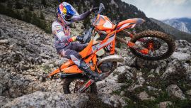 Zur Würdigung der weltweit anspruchsvollsten Hard Enduro-Rennen hat KTM mit dem KTM 300 EXC HARDENDURO 2024 ein Bike auf den Markt gebracht, das am oberen Ende der KTM Enduro-Modellreihe positioniert sein wird.