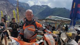 Wenn ein Rider mit 78 Jahren einen 890er Motor in ein 250er Modell verbaut und damit den Mitas Iron Road Prolog donnert, kann das nur leiwand sein.