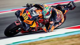 Brad Binder beendete das Rennen auf Platz 3, wurde aber nach einer strittigen Entscheidung über die Streckenbegrenzung in der letzten Runde auf Platz 5 zurückgestuft. 