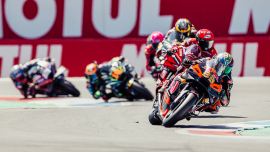 Binder holt mit seinem zweiten Top-Vier-Resultat der Saison und seinem besten MotoGP-Resultat in Assen 13 Meisterschaftspunkte und bleibt damit am Rande der Titeljagd.