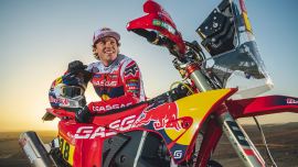 Daniel Sanders von Red Bull GASGAS Factory Racing hat sich beim Training im australischen Outback eine schmerzhafte Verletzung am rechten Bein zugezogen. 