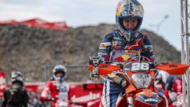 Josep Garcia von Red Bull KTM Factory Racing holte sich am ersten Tag des GP von Schweden seinen zweiten Gesamtsieg in der FIM EnduroGP-Weltmeisterschaft 2023, bevor er nach einem Sturz in der ersten Enduro-Spezialprüfung der dritten Runde das Rennen am zweiten Tag aufgeben musste.