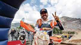 Hoch lebe der König vom Erzberg! Der KTM 300 EXC Fahrer Manuel Lettenbichler hat das Red Bull Erzbergrodeo 2023 zum zweiten Mal in Folge gewonnen.