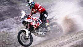 Patrick Neisser holt auf einer serienmäßigen Ducati DesertX mit einem unglaublichen High-Speed von 124,98 km/h den Akrapovic Speed Challenge Sieg.
