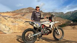 Tim Gradwohl ist zum ersten Mal beim Red Bull Erzbergrodeo und als Rookie entspannt.