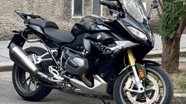 Sporttouring nennt BMW Motorrad Österreich die Modellreihe mit der BMW R1250RS rund um den bekannten und bewährten Zweizylinder-Boxer Motor mit 136PS und 143NM. Es soll eine Mischung aus Reisemotorrad mit Kurvenspass sein.