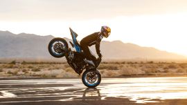 Der weltbekannte Stuntbike-Fahrer und RedBull-Action-Sportler Aaron Colton macht den ultimativen Reifentest für uns.
