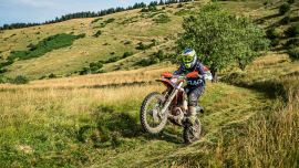 Der erste Offroad-Tag der Red Bull Romaniacs begann mit blauem Himmel und gutem Grip durch leichten Regen über Nacht - doch das sollte sich schnell ändern.