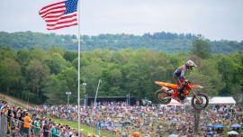 Aaron Plessinger von Red Bull KTM Factory Racing lieferte in Runde 9 der AMA Pro Motocross Championship 2023 in Unadilla mit dem fünften Gesamtrang in der 450MX-Klasse eine weitere konstante Leistung ab, während das 250MX-Duo Maximus Vohland und Tom Vialle auf den Plätzen fünf und sechs landete.