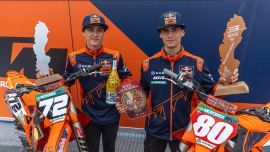 Liam Everts und Andrea Adamo nutzten ihre KTM 250 SX-F, um beim fünfzehnten Saisonrennen die Plätze 2 und 3 in der MX2 zu belegen, womit das Duo in der Meisterschaft nun auf Platz 1 liegt.