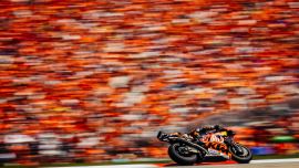 Red Bull KTM Factory Racing bescherte den heimischen Fans einen denkwürdigen Tag beim sonnenüberfluteten CryptoDATA Motorrad Grand Prix von Österreich, wo Brad Binder mit seiner KTM RC16 auf dem vollbesetzten Red Bull Ring den zweiten Platz belegte.