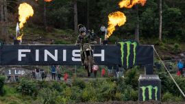 Jeremy Seewer vom Monster Energy Yamaha Factory MXGP Team fuhr bei der 15. Runde der FIM Motocross Weltmeisterschaft in Uddevalla, Schweden, zu einem fulminanten Grand Prix Sieg.