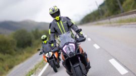 KLIM Motorradkleidung: Entspannt durch den Herbst, mit der Latitude Touring-Kombi von KLIM