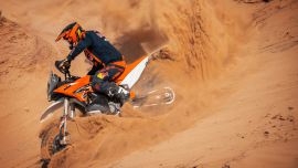 Inspiriert vom Pioniergeist der besten Rally-Fahrer der Welt, wird bei der KTM 890 ADVENTURE R RALLY 2024 das Beste aus der erfolgreichen Rally-Tradition und dem technischen Know-how von KTM zum bisher leistungsstärksten Adventure-Modell vereint. 