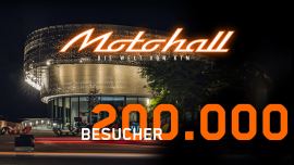 Ein Meilenstein für die KTM Motohall. Und dieser will gefeiert werden. Mit einem unvergesslichen und unbezahlbaren Geschenk.