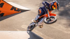  Die KTM SX-E 2 wurde für Kinder als Einstiegsmodell in die Motorradwelt konzipiert und bietet jungen Fahrern die ideale Plattform, um schon frühzeitig Fuß zu fassen – und Gas zu geben.