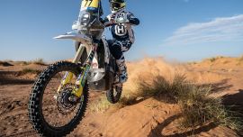 Luciano Benavides von Husqvarna Factory Racing stürmte auf der vierten Etappe der Rallye du Maroc zum Sieg.