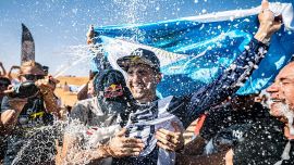 Luciano Benavides von Husqvarna Factory Racing hat die FIM World Rally-Raid Championship 2023 bei der letzten Runde der Serie in Marokko gewonnen. 