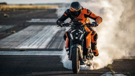 Mit 1.350 cm³, 190 PS bei 10.000 U/min sowie 145 Nm Drehmoment bei 8.000 U/min jagt die SUPER DUKE R ungezähmt und wild über den Asphalt.