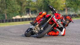 Das perfekte Fun-Bike: spaßig, unkompliziert und leicht wie eine Racing-Supermoto; attraktiv, raffiniert und leistungsstark wie jede Ducati