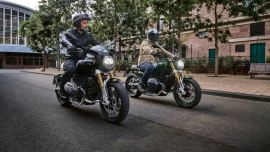 Die neue BMW R 12 nineT und R 12: Klassischer Roadster für dynamische Landstraßenerlebnisse und klassischer Cruiser für coolen, entspannten Motorradgenuss.