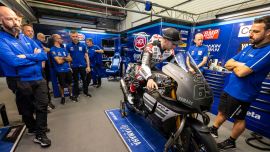 Nur 24 Stunden nach dem Ende der Saison 2023 betrat der sechsfache FIM Superbike-Weltmeister Jonathan Rea zum ersten Mal die Box von Pata Yamaha Prometeon WorldSBK, um seine Yamaha R1 WorldSBK mit der Startnummer 65 kennenzulernen. 