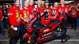 Zum ersten Mal in der MotoGP-Geschichte gewinnt Ducati mit Francesco Bagnaia den zweiten Fahrer-Weltmeistertitel in Folge. 