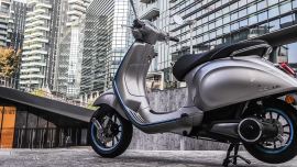 Mit der Einführung der Elektrotechnik bestätigt die Vespa ihren Status als zeitlose Ikone und Symbol der Moderne und der Zukunft.